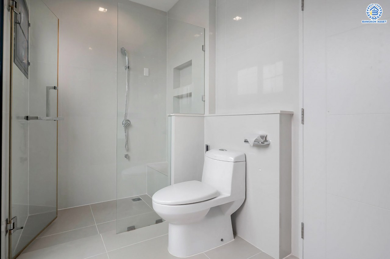 คฤหาสน์สุดหรู ดีไซน์สุด Luxury ติดถนนบรมราชชนนี โครงการ เดอะแกรนด์ ปิ่นเกล้า หลังมุม บนเนื้อที่ถึง 111.6 ตร.ว. ฟังก์ชัน 4 ห้องนอน 5 ห้องน้ำ 1 ห้องแม่บ้าน จอดรถได้ 2 คัน พร้อมบรรยากาศ Private บนทำเลเชื่อมต่อหลายเส้นทาง อาทิถนนบรมราชชนนี, ถนนพุทธมณฑลสาย3 ใกล้เซ็นทรัล ปิ่นเกล้า, ม.มหิดล และทางคู่ขนานลอยฟ้าบรมราชชนนี...